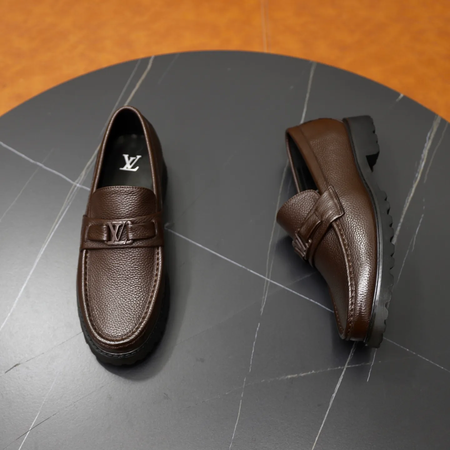 Ex-factory price: 600💰Louis Vuitton LV men's classic Oxford shoes, men's business formal boutique leather shoes, classic style, almond kernel exquisite toe, ultimate art, the whole shoe is made of imported cow leather (open edge beads), carefully selected, fine pores, excellent gloss, soft texture, strong toughness, durable and not easy to deform, apricot fetal cowhide leather lining, soft and comfortable, sweat-absorbent and breathable. Foam outsole, original box and dust bag packaging! Size: 38–44 (45/46 customized)